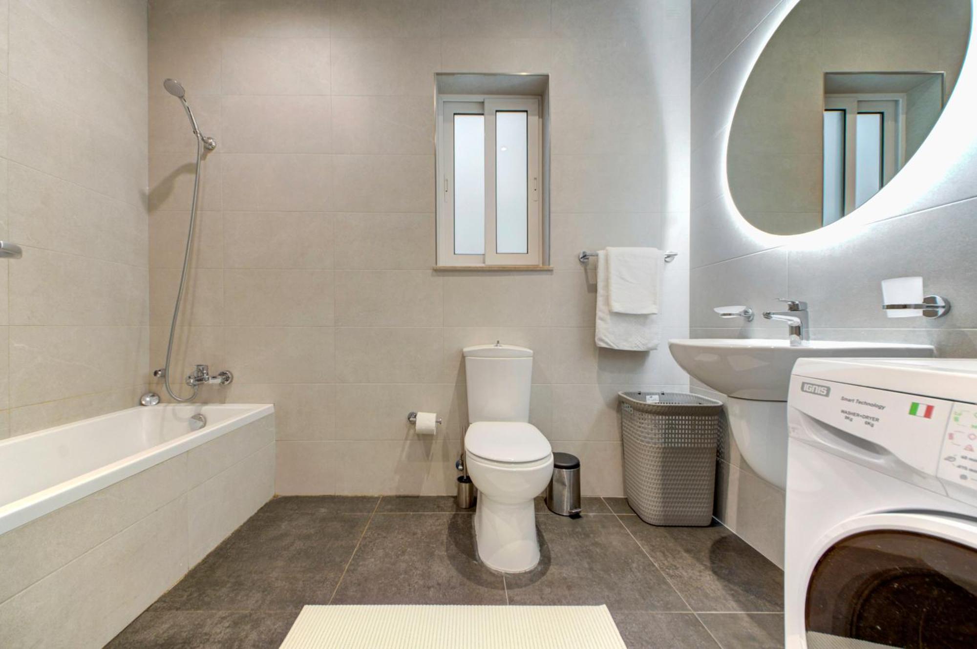 Stunning City-center 3br Apartment *